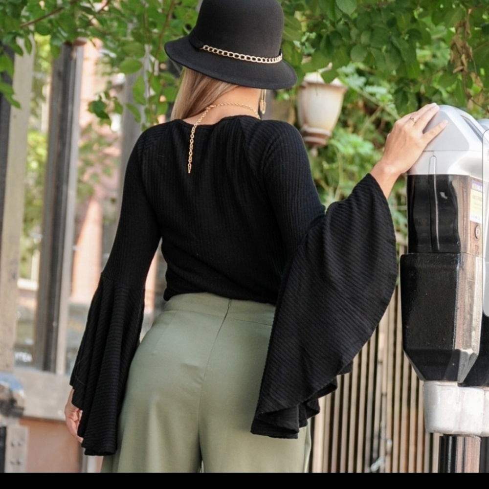 Amazing Bell sleeve sweater - Picture 4 of 4